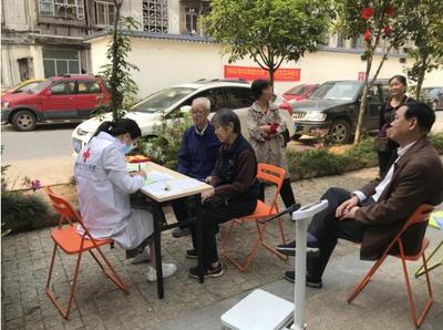 赖家围社区红十字志愿服务队开展“免费健康体检、咨询义诊”活动，健康服务暖人心