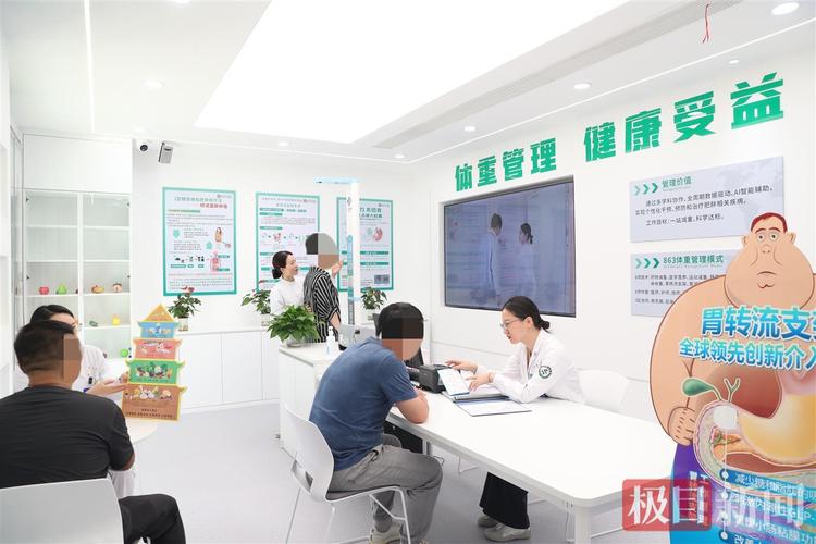 工作人员为有需要的人群提供健康咨询与建档服务